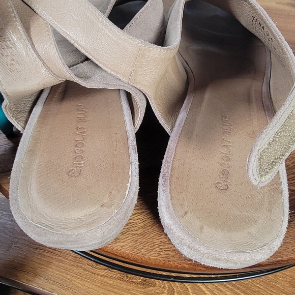 Chocolat Blu Yana Suede Wedge Sandals Size 9.5 Taupe Casual Comfy - Picture 15 of 16